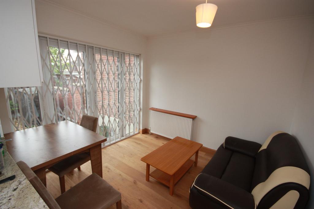 1 Bedroom In Shared House To Let in Templemead Close, East Acton