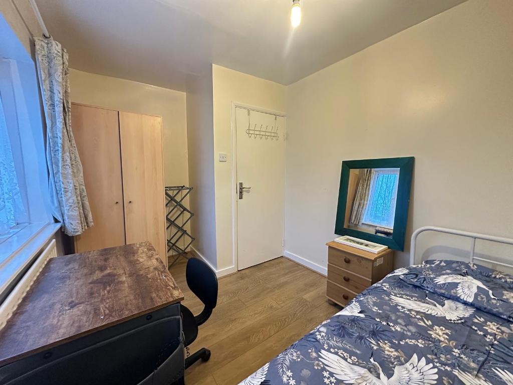 Brassie Avenue, East Acton, London, W3 7DE