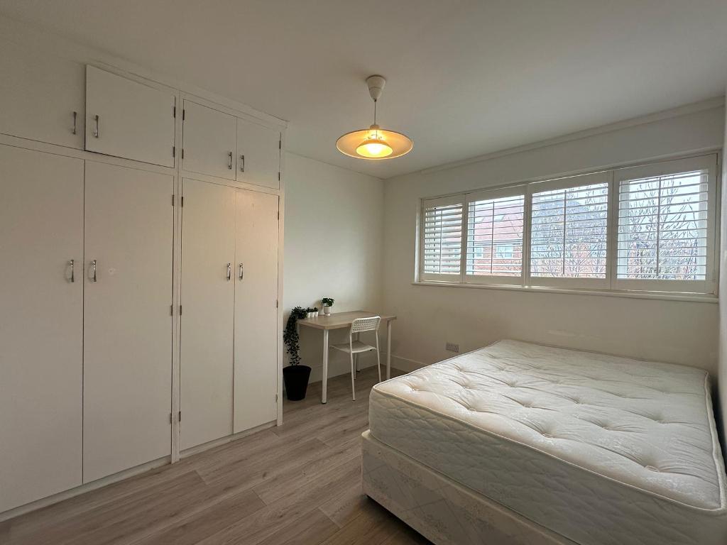 Templemead Close, East Acton, London, W3 7NH